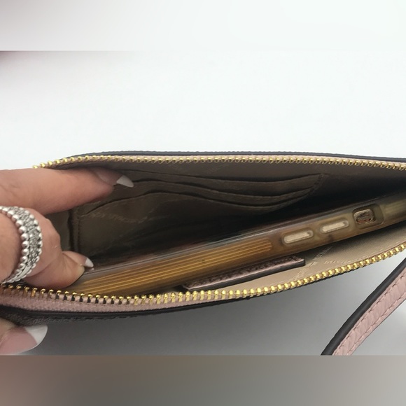 MICHAEL KORS Jet Set Travel Large Wristlet - Picture 16 of 16